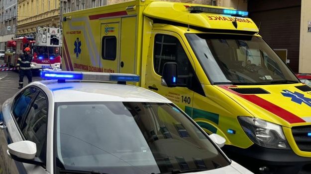 Obézní seniorku museli v Brně dostat z bytu hasiči s automobilovým žebříkem